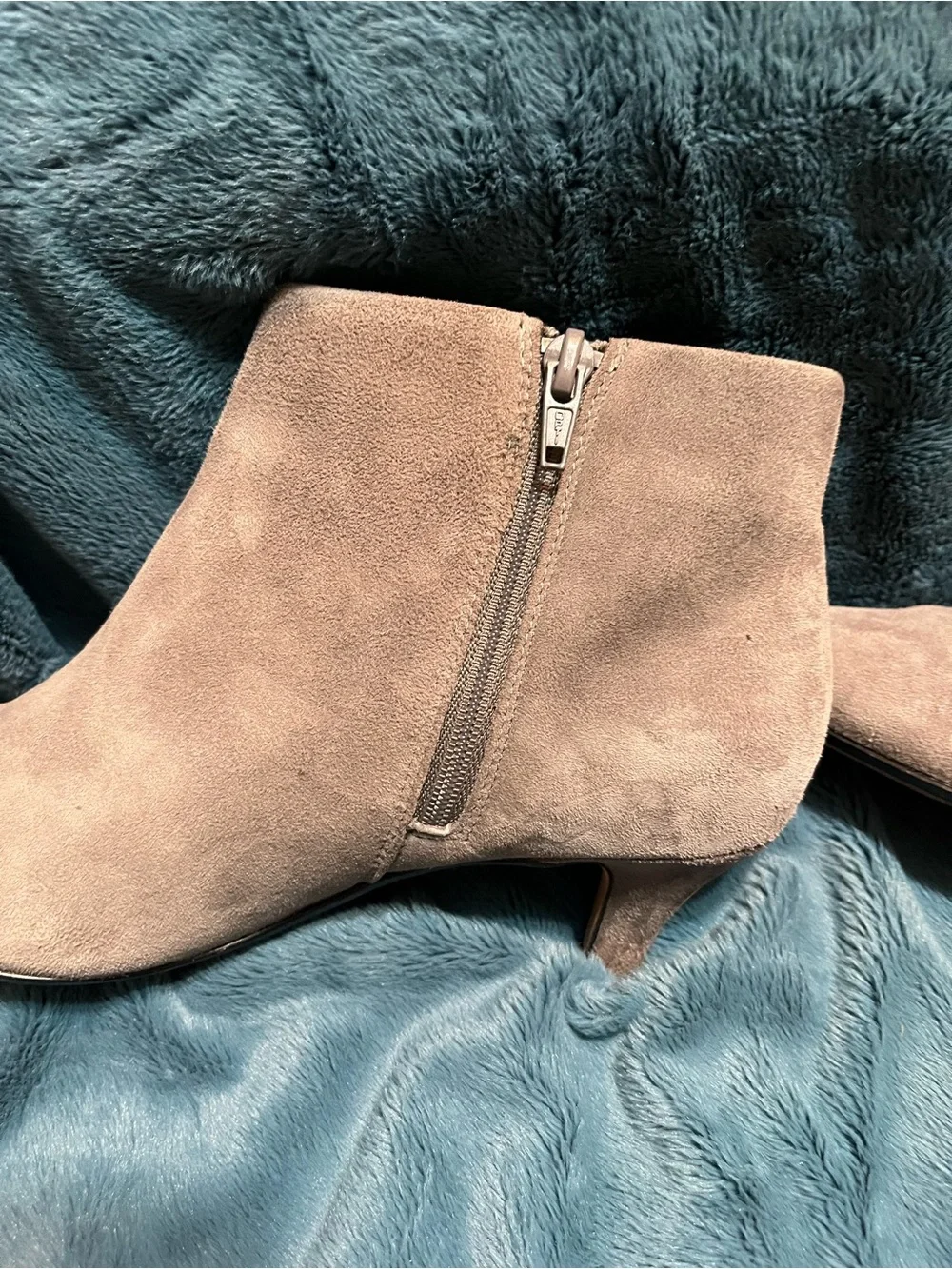 Women's Suede Pointed-Toe Kitten Heel Ankle Boots - GRAY.